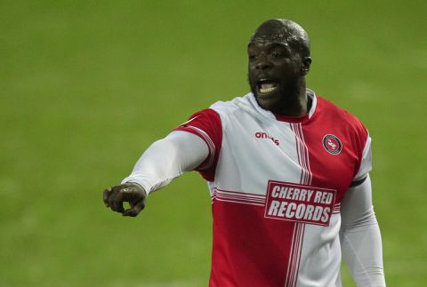 😂 | Akinfenwa pakt de statistieken er even bij na goal van Alisson Becker