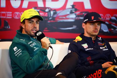Fernando Alonso over geklaag Max Verstappen: 'Het is een zware sport, niet zoals voetbal'