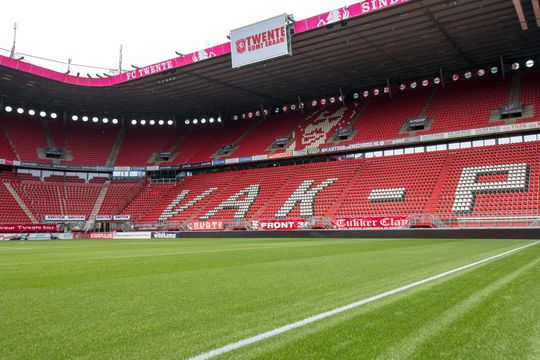 Gemeentehuis Enschede platgebeld door boze Antwerp- en Nederlandse fans na verbod