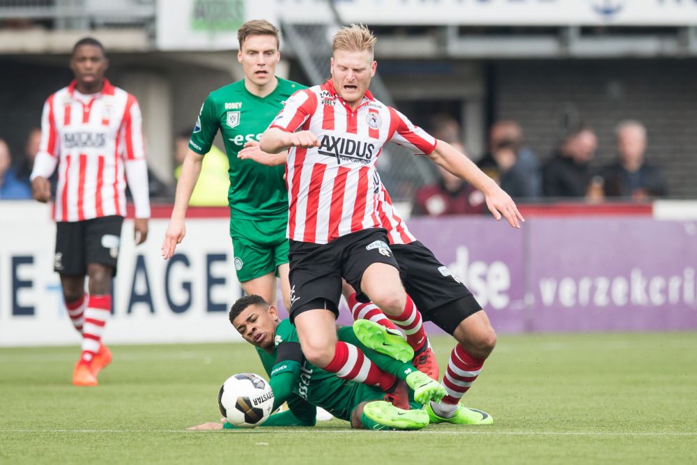 Bacuna maakt schandalige tackle en krijgt wéér rood  (video)