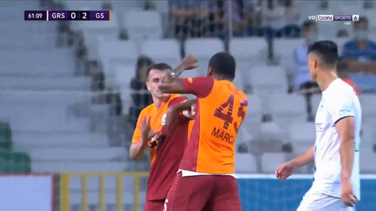 🎥 | WTF! Speler van Galatasaray geeft kopstoot aan medespeler