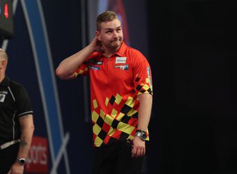 Van den Bergh mist dubbel-12 voor een 9-darter, Nederlanders spelen bijrol (video)