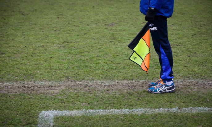 Gewelddadige amateurvoetballer schaamt zich: 'Schopte de grensrechter, stoppen sloegen door'