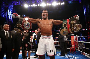 Jarrell Miller duwt Anthony Joshua bij staredown, Joshua trashtalkt: 'Hij kan niet eens slaan' (video)