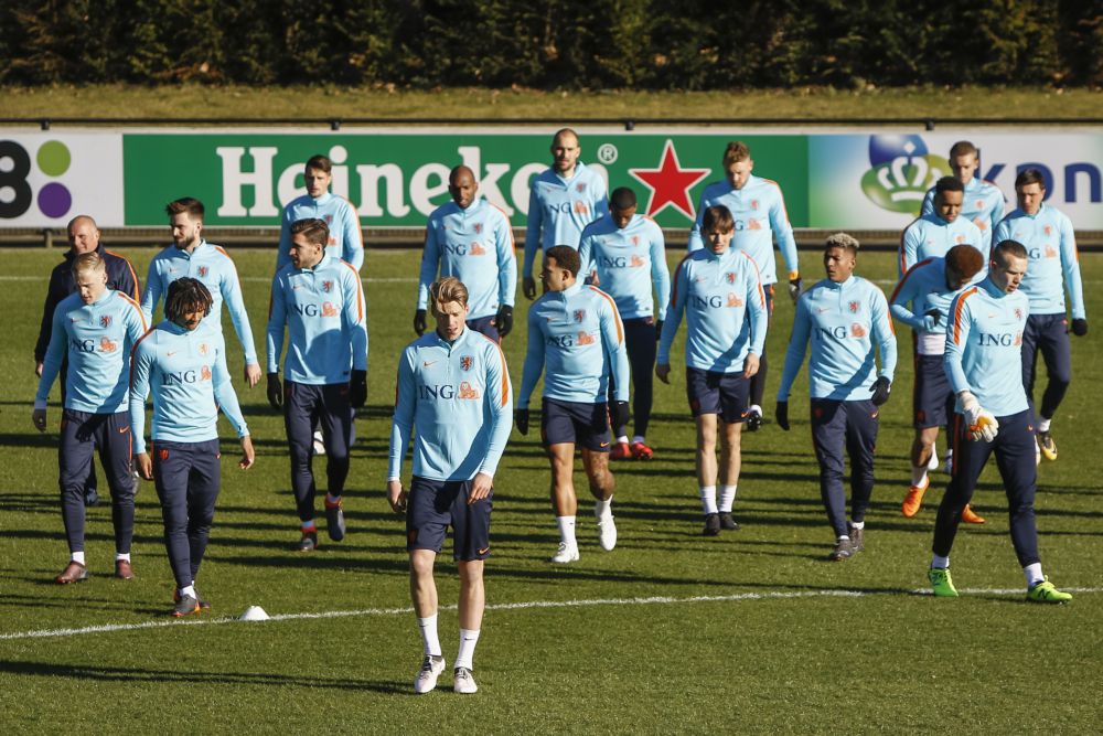 Oranje in 3-4-3 tegen Engeland, Hateboer debuteert met basisplek