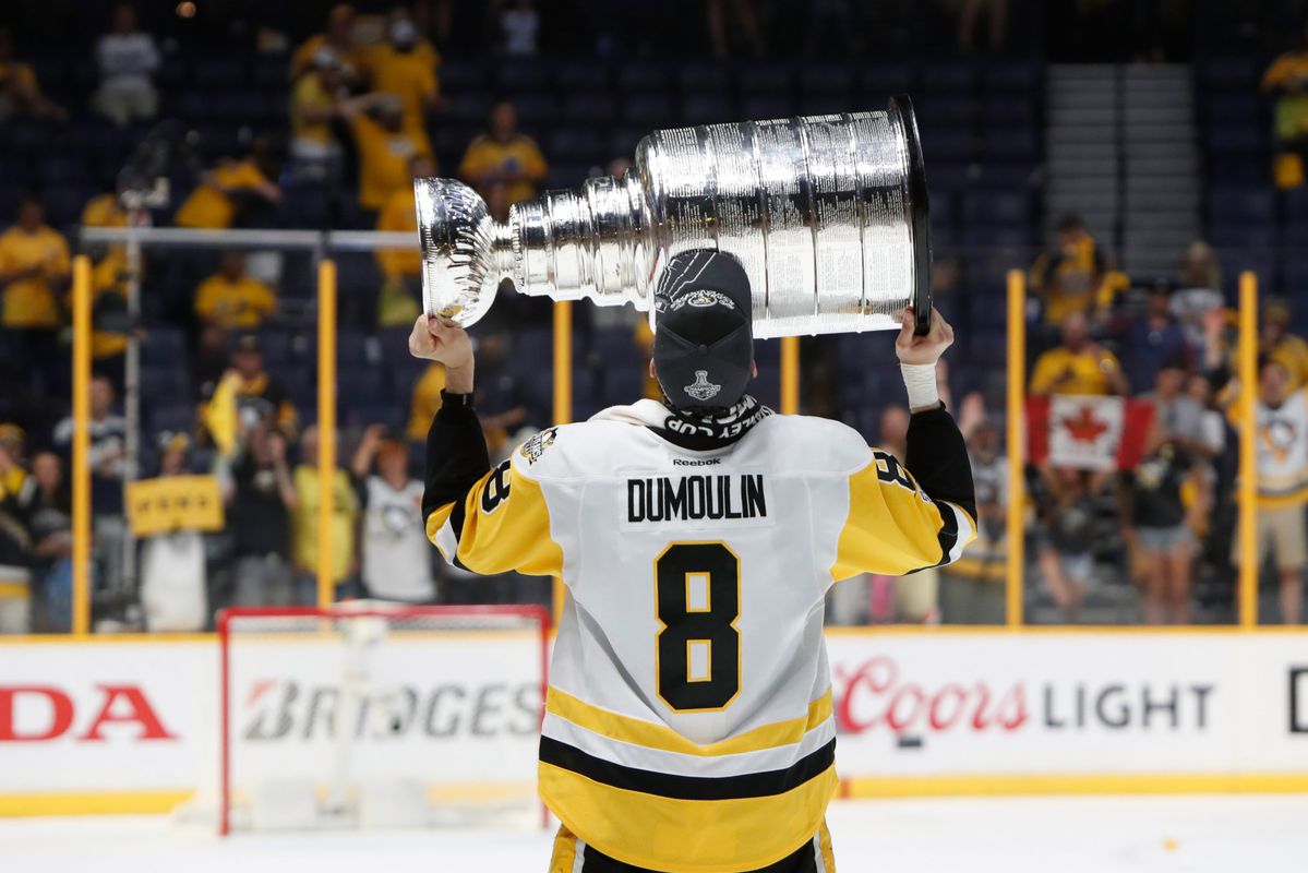 Stanley Cup-winnaar Dumoulin heeft simpele boodschap na winst: 'Veel bier drinken' (video)