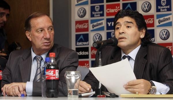 Niemand gaat de oud-bondscoach van Maradona vertellen dat-ie dood is: 'Dat kan hij niet aan'