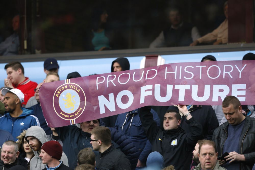 Aston Villa 'verandert' logo voor bijna één ton