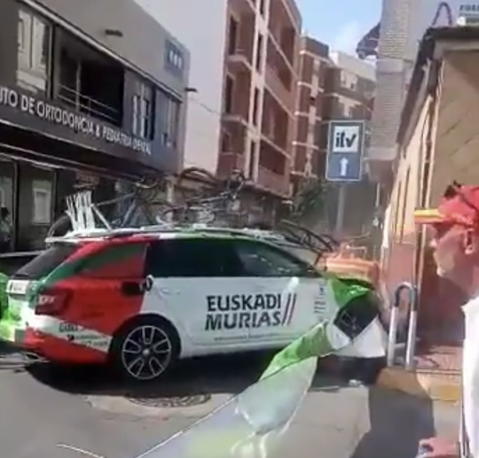 BAM! Ploegleider Euskadi-Murias vliegt uit de bocht en ramt auto kapot (video)