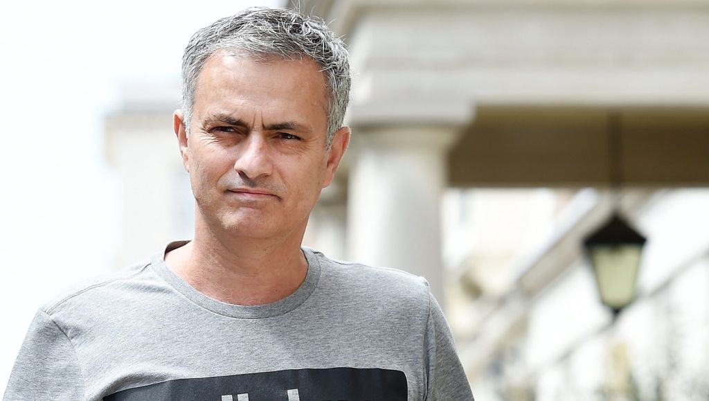 Mourinho haalt in eerste interview meteen uit naar Van Gaal (video)