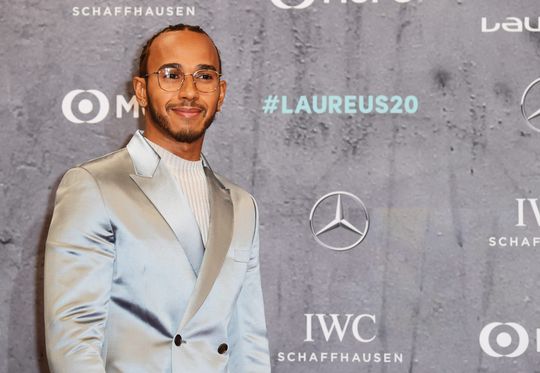 🎥 | Lewis Hamilton en Joe Jonas tuffen op stepje door Parijs