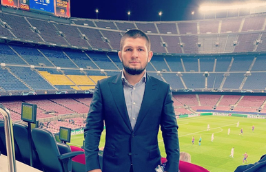 📸 | Khabib aanwezig bij CL-duel, krijgt na afloop gesigneerd shirt van Mbappé
