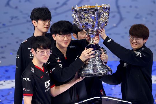 Edward Gaming wint WK League of Legends 2021 en pakt HALF MILJOEN dollar