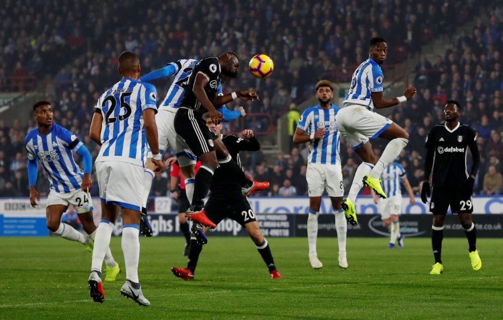Hekkensluiter Huddersfield wint degradatiekraker van Fulham door eigen goal Fosu-Mensah