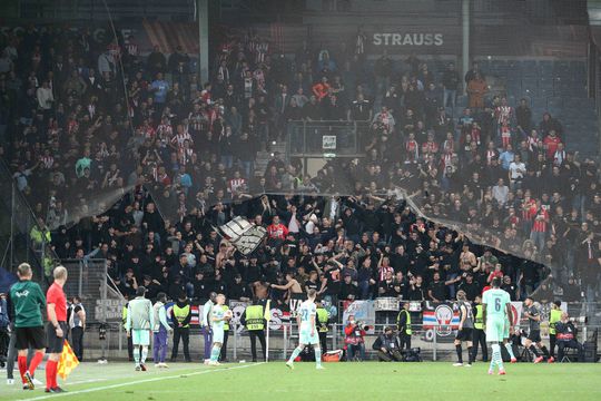 PSV-directeur Toon Gerbrands woedend op fans na boete UEFA: ‘De maat is meer dan vol’