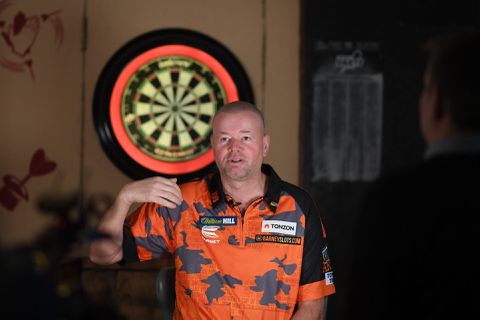Van Barneveld gaf op tijdens darttoernooi: dit is wat er aan de hand was