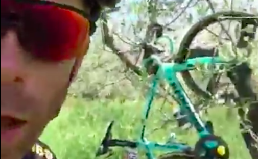 LOL! Bram Tankink doet Freek Vonk na en vangt een fiets (video)