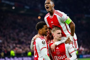 🎥 | Ajax op voorsprong tegen AEK Athene na schiettent in de 1e helft: Jonge spelers staan op