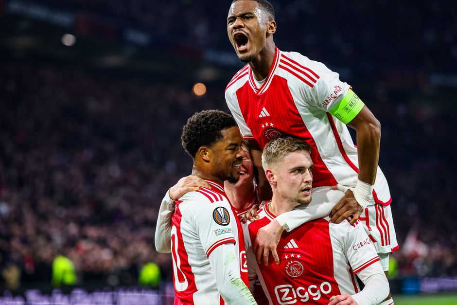 🎥 | Ajax op voorsprong tegen AEK Athene na schiettent in de 1e helft: Jonge spelers staan op