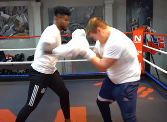 🎥😂 | Glory-kickbokser Luis Tavares mept gezette vlogger door de ring