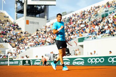 LOL! Tennisser Dominic Thiem showt lekkere voetbalskills live op televisie (video)