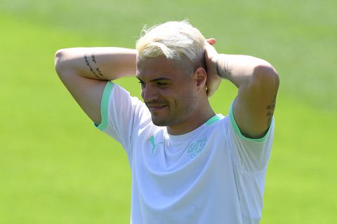 🎥 | Zwitserland-speler Xhaka verrast zijn vrouw met fel geblondeerd haar voor de rest van het EK