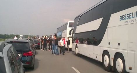 Ajax-fans staan te wachten op de Duitse snelweg (video)