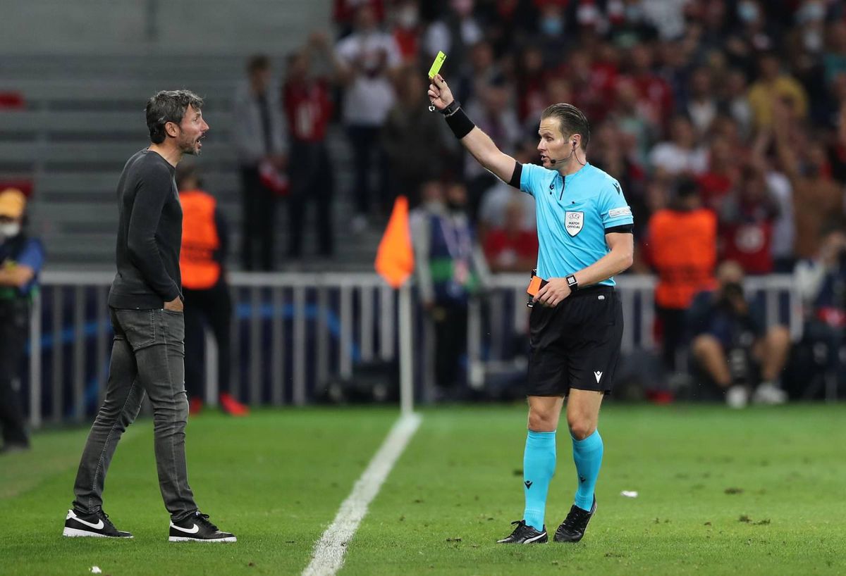 Mark van Bommel blij met VAR Kevin Blom: 'Gelukkig heeft hij alles goed gezien'