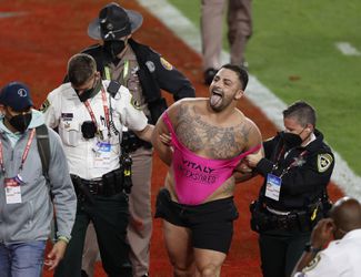 🎥 | Gemist? Streaker (in dienst van een pornosite) in roze turnpakje verstoort finale van de Super Bowl