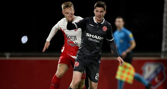 🎥😂 | Almere City-speler maakt 'knikkerbaan' in z'n huis