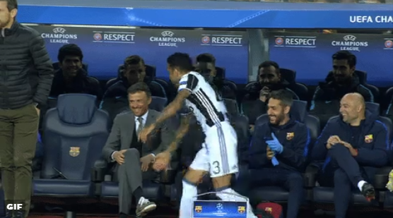 LOL! Alves loopt te dollen met Barça-bank terwijl wedstrijd al is begonnen (video)