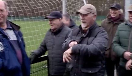 🎥 | LOL! Vitesse-trainer Sturing te laat, supporters tikken tegen horloges