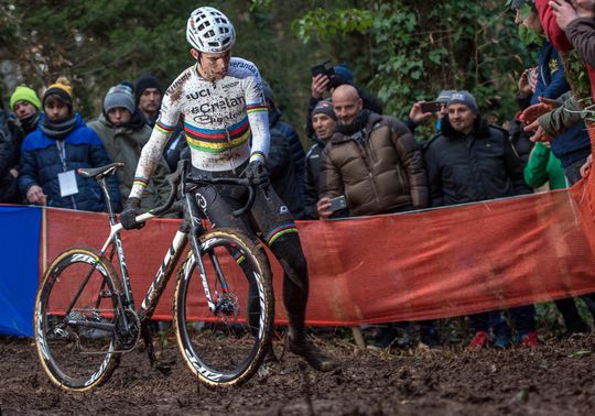 Van Aert slaat Hoogerheide over vanwege pijnlijke knie