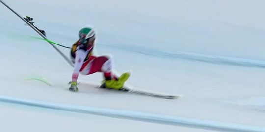 🎥 | BAAS! Skiër verliest lat en blijft met 100 km/u gewoon op de been