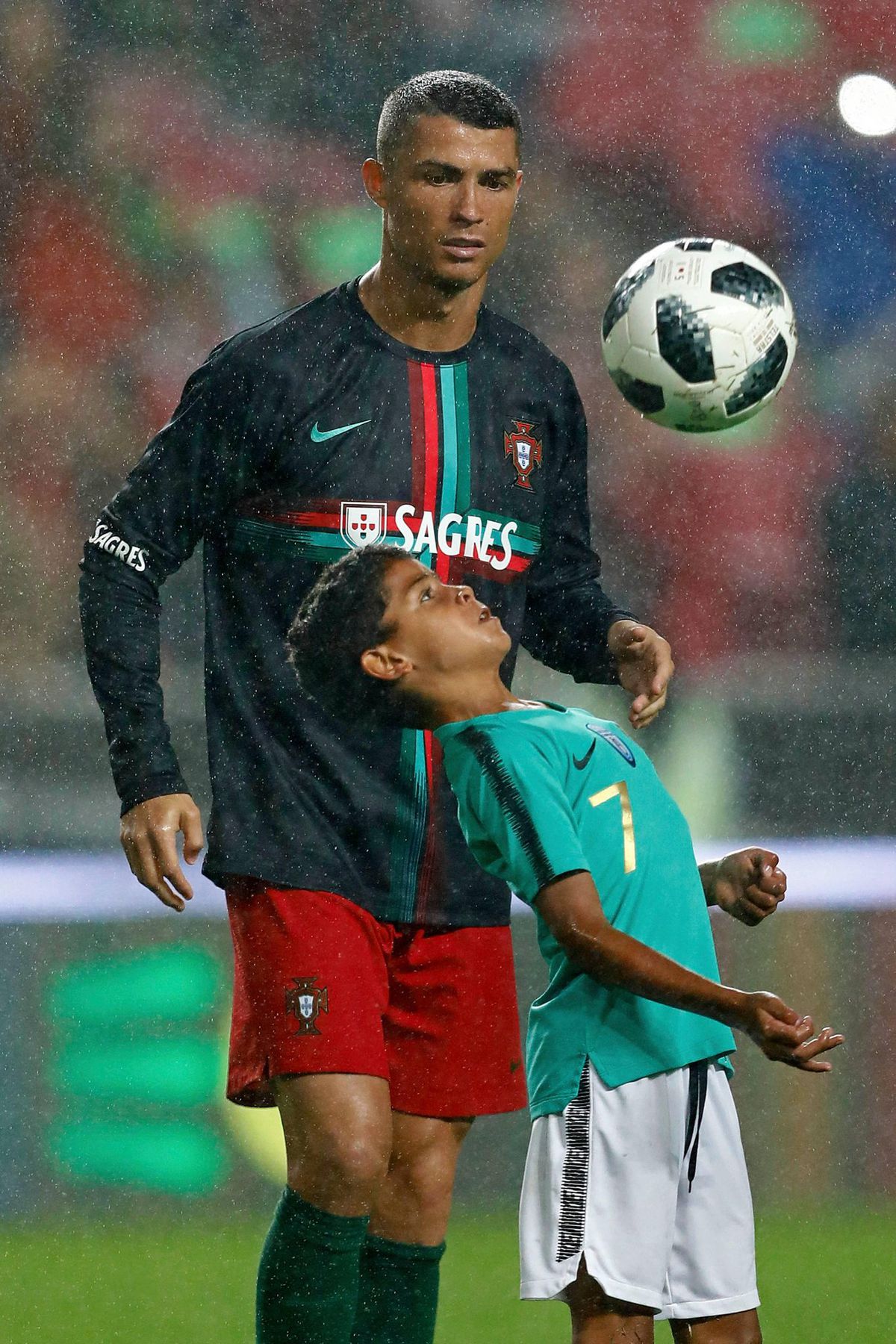 Mooi! Ronaldo showt zoontje zijn oude leven: 'Alles komt ze in de schoot vallen'