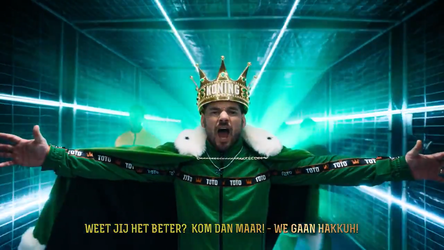 😂🎥 | Briljante reclame: Wesley Sneijder is de nieuwe Koning TOTO en loopt lekker te hakken op Mental Theo