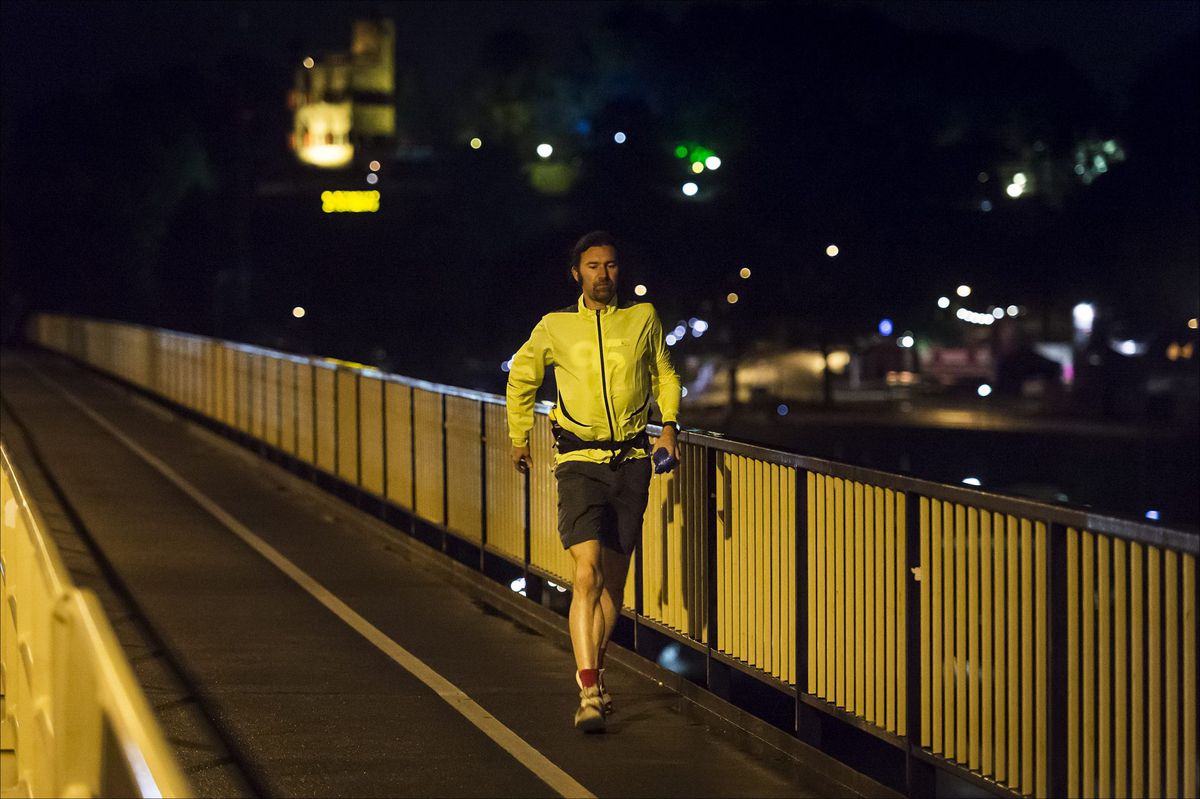 De avondklok komt er: niet meer buiten sporten en wandelen na 21.00 uur