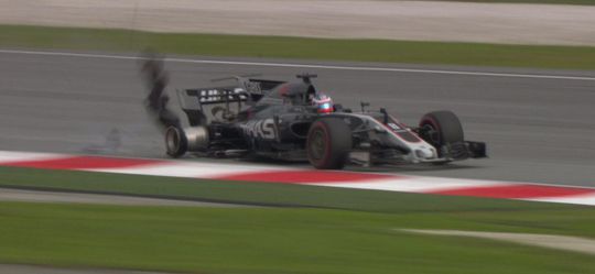 Grosjean knalt er keihard af door losse putdeksel (video)