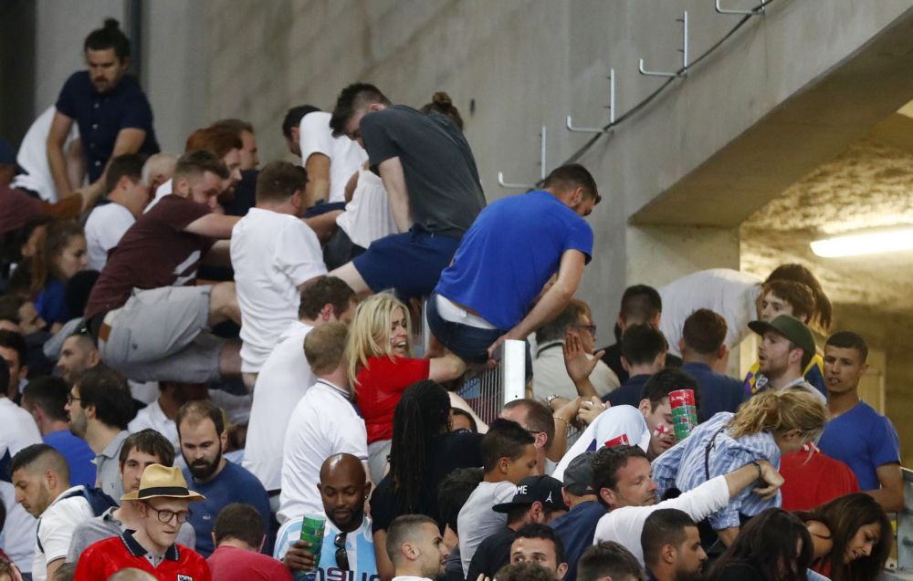 Russische en Engelse fans breken stadion Marseille af (video)