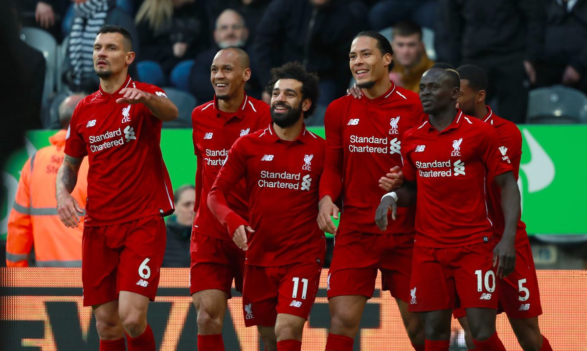 Liverpool komt met de schrik vrij in Newcastle, horrorblessure voor Mo Salah (video's)