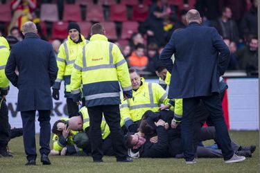 Levenslang stadionverbod voor gekken op veld Go Ahead