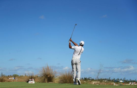 Tiger Woods is nog beter in tweede ronde op de Bahama's (video)