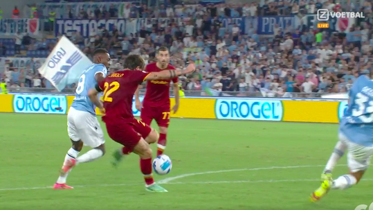 🎥 | VAR even pizza halen? AS Roma kreeg deze belachelijke penalty tegen Lazio Roma