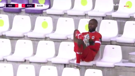 🎥 | Antwerp-speler Didier Lamkel Zé scoort, rent tribune op en KLAPT voor zichzelf