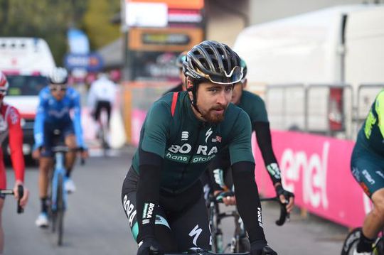Renners klagen over Giro-etappe van 258 kilometer door de regen: etappe 100 kilometer ingekort