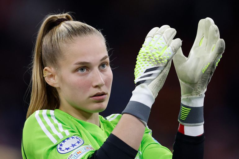 🎥 | Ajax-keepster Regina van Eijk zet Rafael van de Vaart ff op zijn plek bij Studio Voetbal