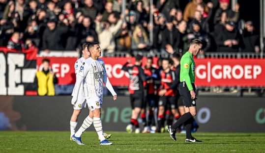 Vitesse krijgt pak slaag van Almere City en eindigt jaar als hekkensluiter