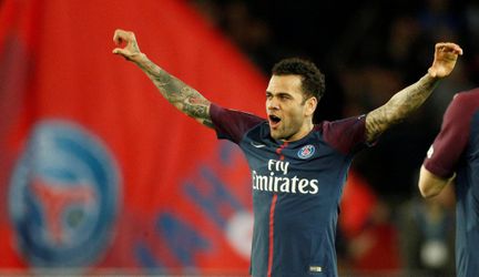 Dani Alves na 6 maanden weer op trainingsveld PSG