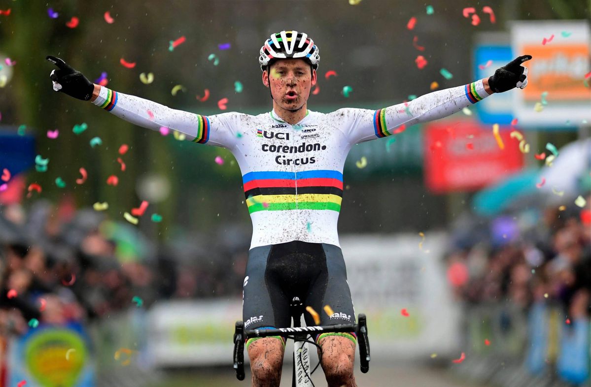 Mathieu van der Poel wint ook 1e cross in regenboogtrui