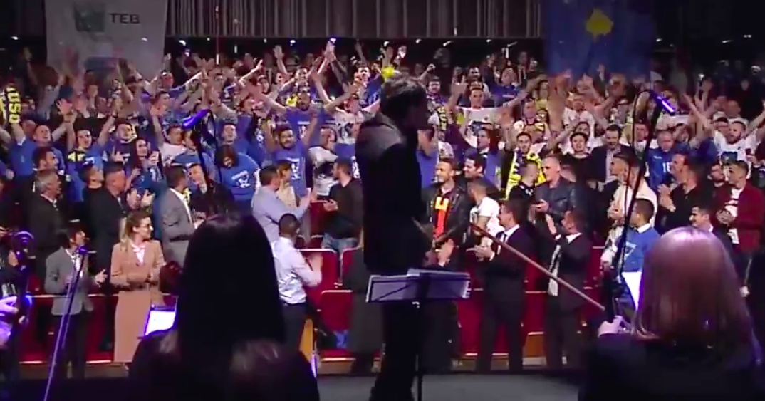 Fanatieke fans verrassen Kosovaren tijdens klassiek concert (video)
